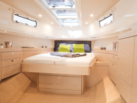 Fjord 40 open Intérieur cabine | grand lit, fenêtre, compartiment de rangement | Fjord