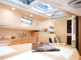 Fjord 40 open Intérieur cabine | grand lit, banc, compartiment de rangement | Fjord