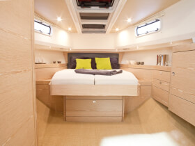 Fjord 40 open Intérieur cabine | grand lit, fenêtre, compartiment de rangement | Fjord