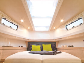 Fjord 40 open Intérieur cabine | grand lit, fenêtre, compartiment de rangement | Fjord